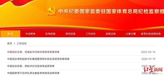 杨若晴则忙着把燃烧了的艾叶，在屋子里四下熏了一番。